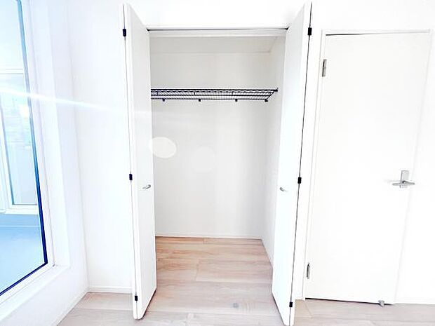 中の物を確認しやすく、取り出しやすい収納スペース。お部屋を広々とお使いいただけます。