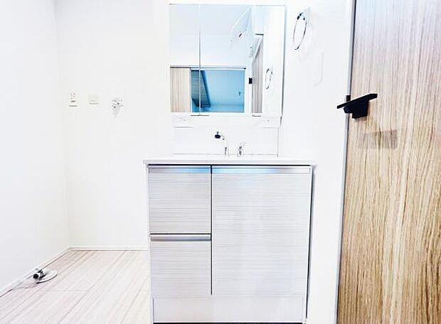 洗面化粧台です。朝の身支度から1日が始まります。