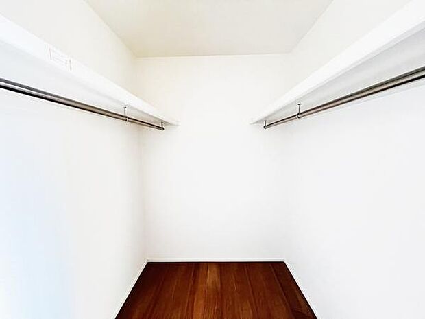 ウォークインクローゼットがあり収納スペースも豊富。季節物もスッキリ片付きそうです。