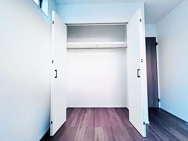 いつでもお部屋をスッキリお使い頂ける収納スペースを設置。