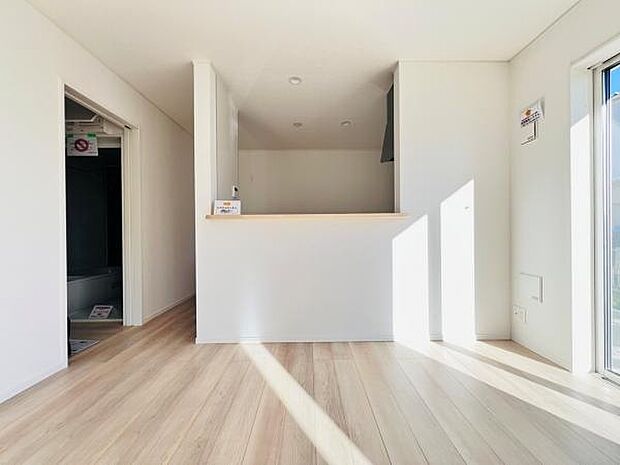 お食事中もキッチンと会話が楽しめるダイニングスペース。