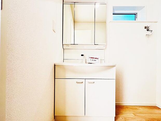 洗面化粧台です。朝の身支度から1日が始まります。