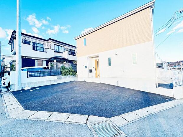 駐車場ももちろん完備しておりますのでお車所有の方にも心強いです。