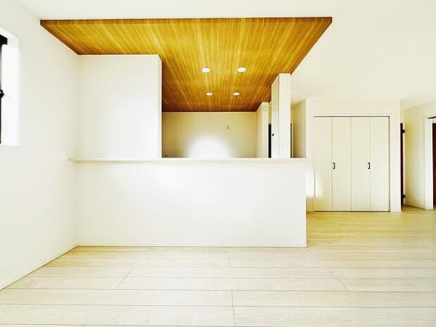 お食事中もキッチンと会話が楽しめるダイニングスペース。