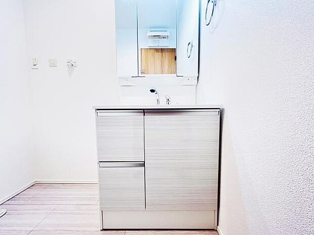 洗面化粧台です。朝の身支度から1日が始まります。