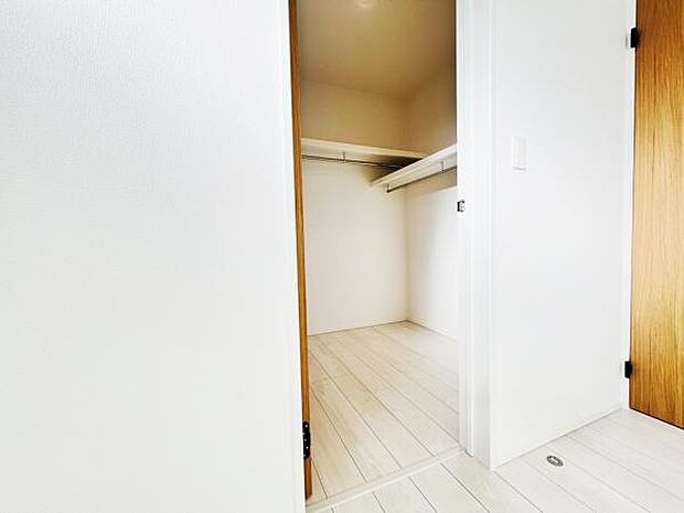 ウォークインクローゼットがあり収納スペースも豊富。季節物もスッキリ片付きそうです。