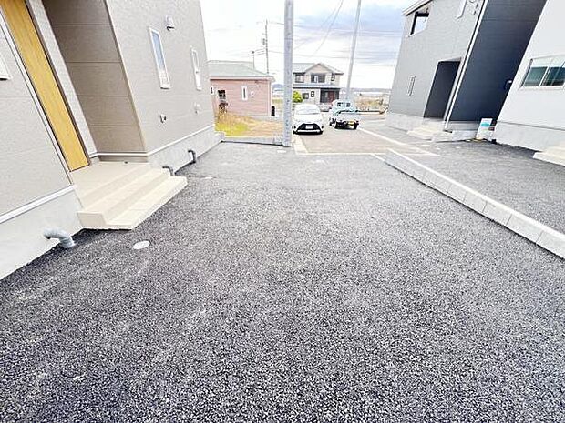 前面道路を含めた現地写真です。