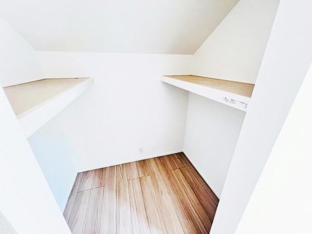 ウォークインクローゼットがあり収納スペースも豊富。季節物もスッキリ片付きそうです。