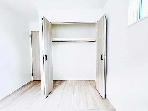 いつでもお部屋をスッキリお使い頂ける収納スペースを設置。