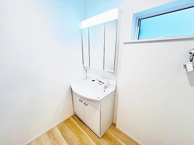 洗面化粧台です。朝の身支度から1日が始まります。