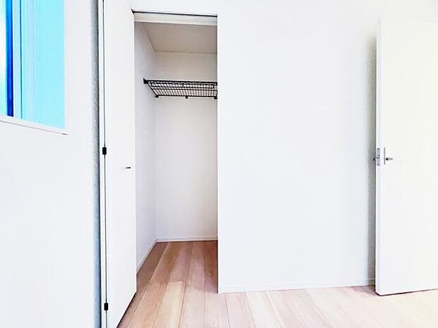 中の物を確認しやすく、取り出しやすい収納スペース。お部屋を広々とお使いいただけます。