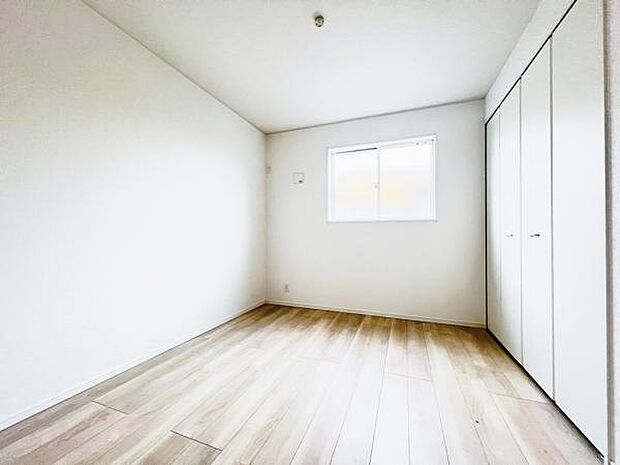 木の温もりが優しいフローリングの収納スペース付き洋室です。