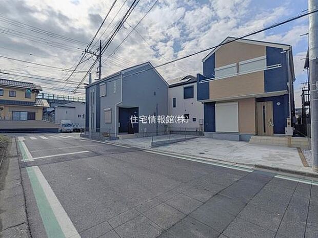 前面道路を含めた現地写真です。