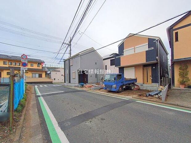 前面道路を含めた現地写真です。