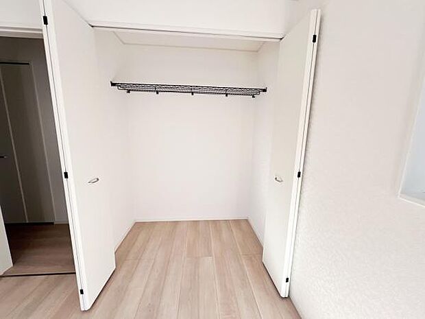 いつでもお部屋をスッキリお使い頂ける収納スペースを設置。