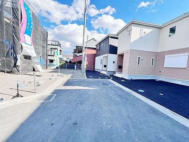 前面道路を含めた現地写真です。