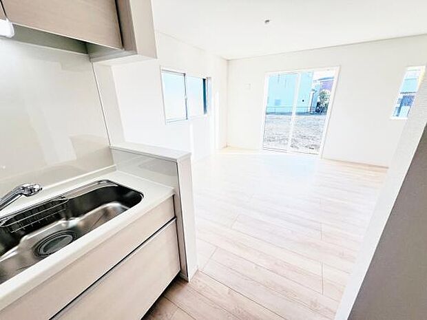 お食事中もキッチンと会話が楽しめるダイニングスペース。