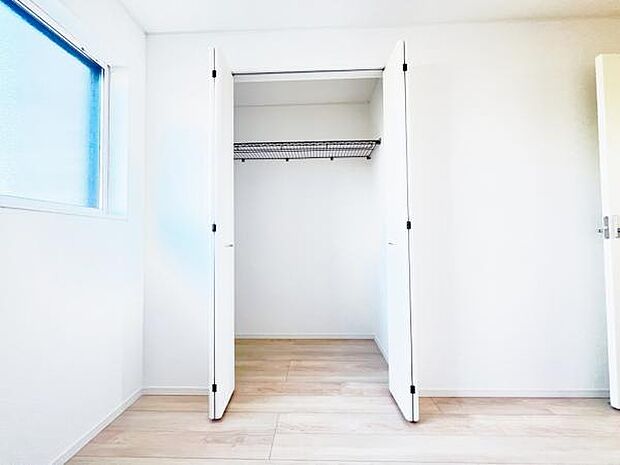 いつでもお部屋をスッキリお使い頂ける収納スペースを設置。