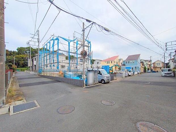 前面道路を含めた現地写真です。