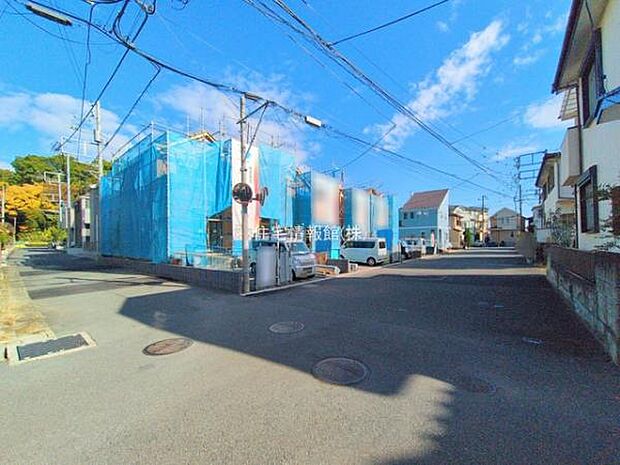 前面道路を含めた現地写真です。