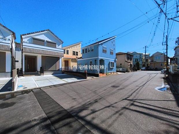 前面道路を含めた現地写真です。