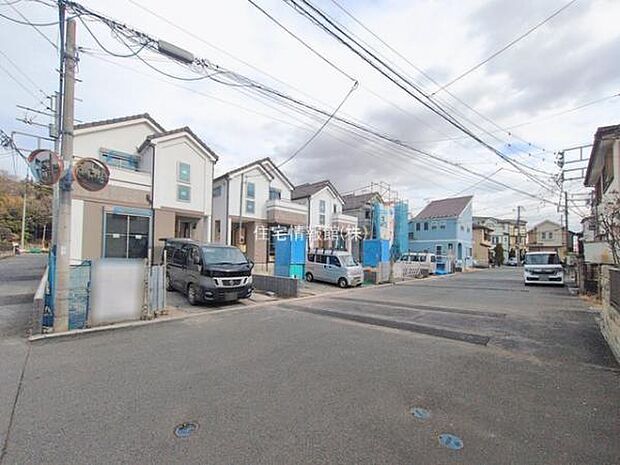 前面道路を含めた現地写真です。