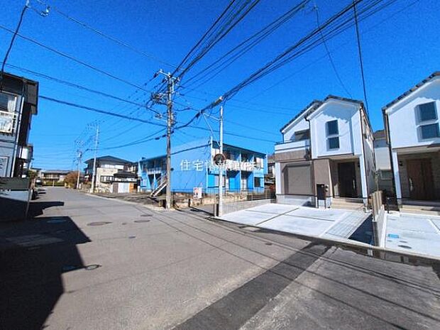 前面道路を含めた現地写真です。