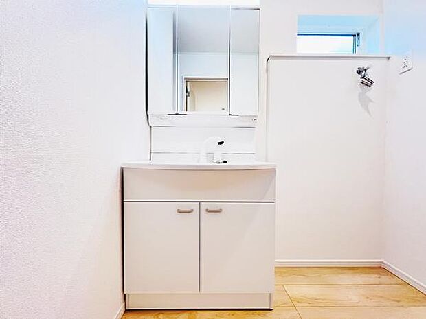 洗面化粧台です。朝の身支度から1日が始まります。