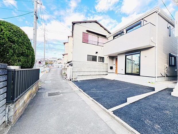 前面道路を含めた現地写真です。