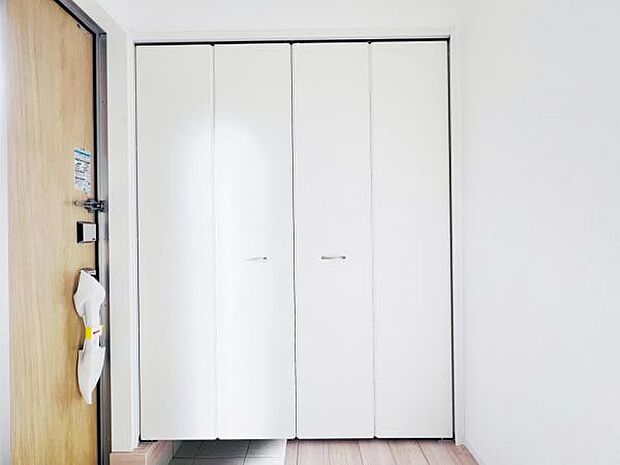 いつでもお部屋をスッキリお使い頂ける収納スペースを設置。