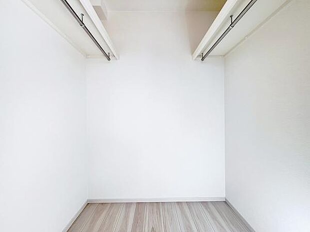 ウォークインクローゼットがあり収納スペースも豊富。季節物もスッキリ片付きそうです。