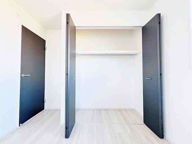 いつでもお部屋をスッキリお使い頂ける収納スペースを設置。
