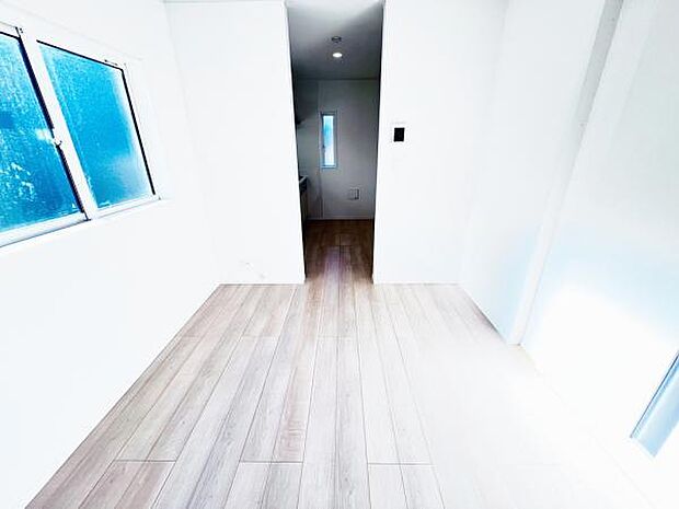 お食事中もキッチンと会話が楽しめるダイニングスペース。