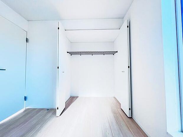 いつでもお部屋をスッキリお使い頂ける収納スペースを設置。