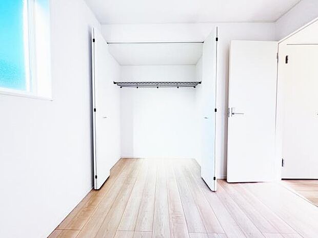 中の物を確認しやすく、取り出しやすい収納スペース。お部屋を広々とお使いいただけます。