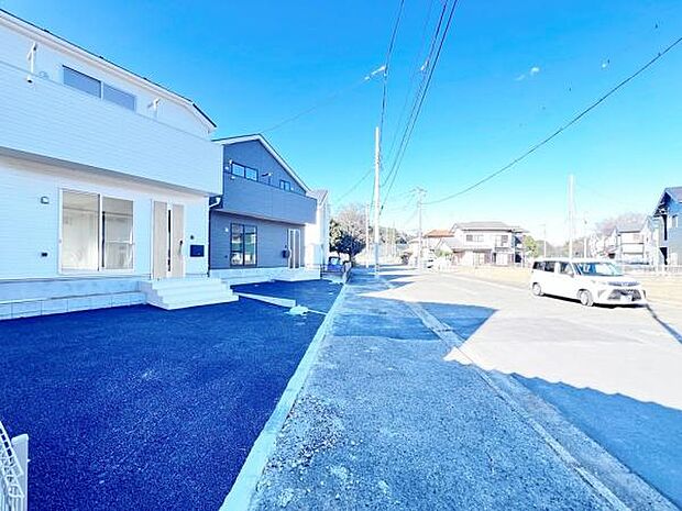 前面道路を含めた現地写真です。