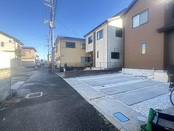 前面道路を含めた現地写真です。