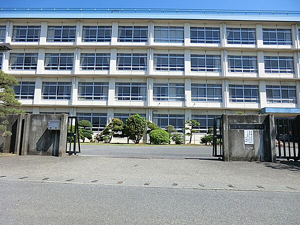 平塚市立神田中学校まで約1200m（徒歩15分）