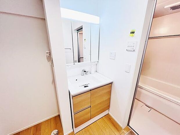 洗面化粧台です。朝の身支度から1日が始まります。