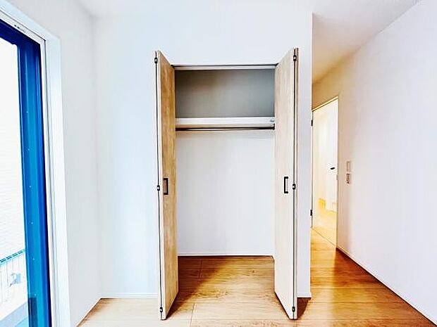 いつでもお部屋をスッキリお使い頂ける収納スペースを設置。