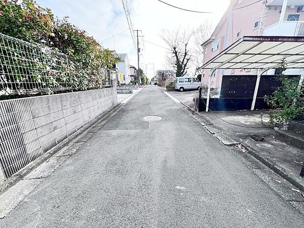 前面道路を含めた現地写真です。