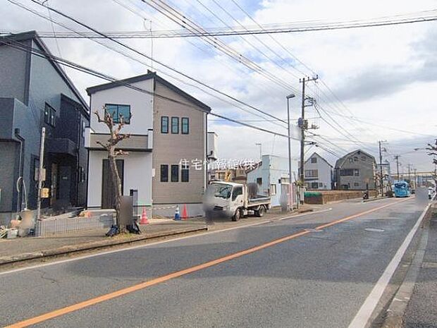 前面道路を含めた現地写真です。