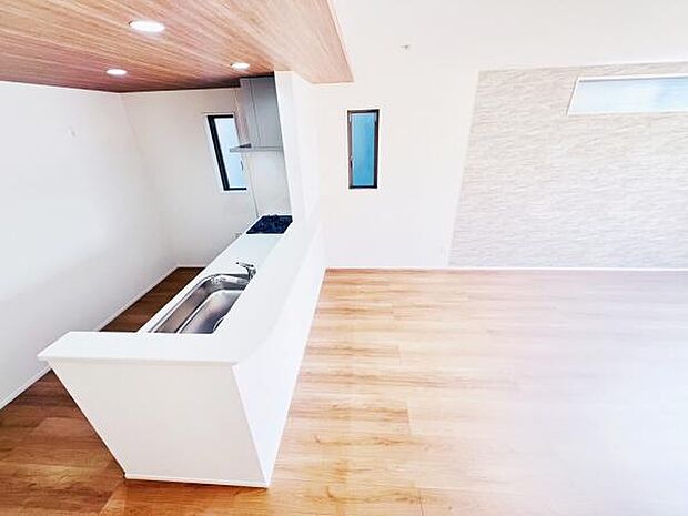 お食事中もキッチンと会話が楽しめるダイニングスペース。