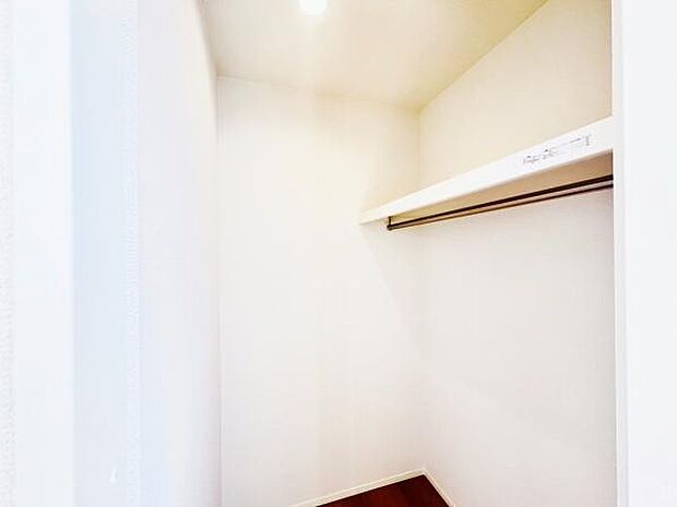 ウォークインクローゼットがあり収納スペースも豊富。季節物もスッキリ片付きそうです。