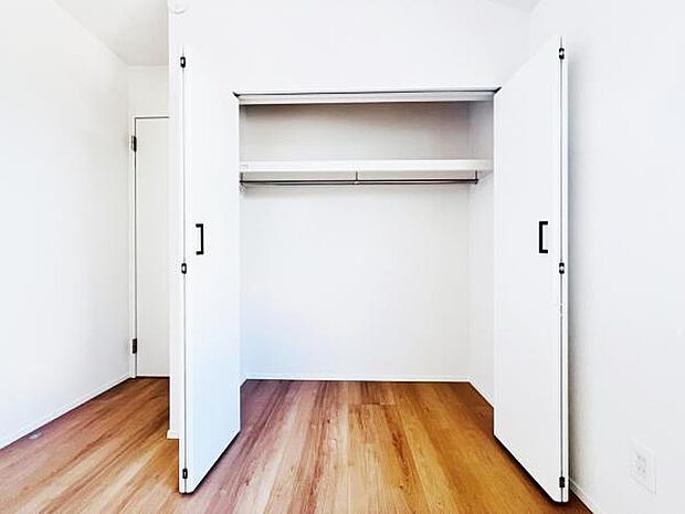 いつでもお部屋をスッキリお使い頂ける収納スペースを設置。