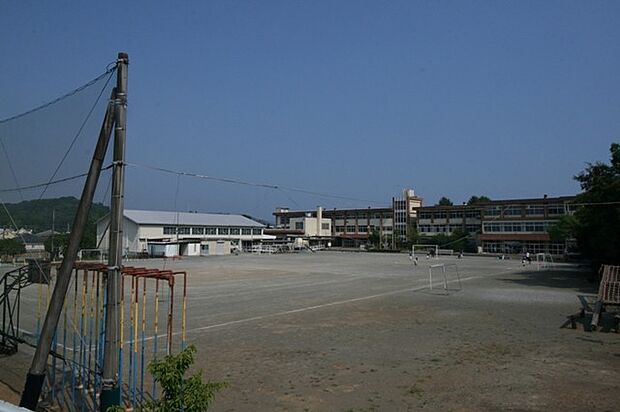 小田原市立下中小学校まで約1760m（徒歩22分）
