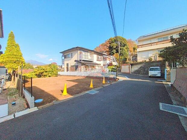 前面道路を含めた現地写真です。