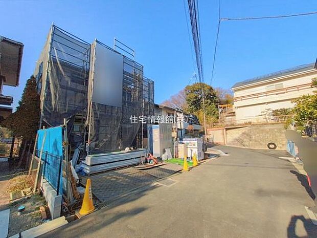 前面道路を含めた現地写真です。