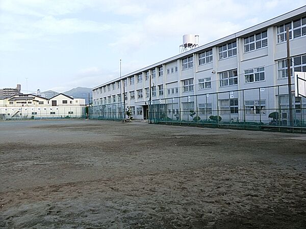伊勢原市立伊勢原小学校まで約800m（徒歩10分）