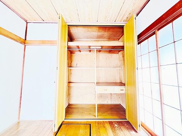 いつでもお部屋をスッキリお使い頂ける収納スペースを設置。
